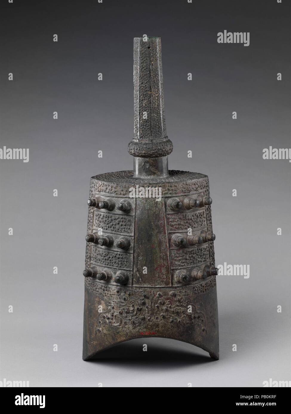 Bell (Zhong). Culture : la Chine. Dimensions : H. 24 in. (61 cm) ; W. 10 1/8 in. (25,7 cm). Date : 5ème-3ème siècle avant J.-C.. Plus long et plus étroit que le NAO, avec une section supérieure décorée avec des mamelons saillants regroupées en quatre sections de neuf, le zhong est apparu pour la première fois au cours de la dynastie Zhou. Comme l'ona, le zhong est trouvé par ensembles de cloches de taille proportionnelle et le ton. Frappé avec une tige en forme de T, batteur, les cloches ont d'excellentes qualités musicales, comme un son clair qui se désintègre rapidement et une hauteur définie et ciblée. Les mélodies faites par zhong accompagné le rituel et entrez Banque D'Images