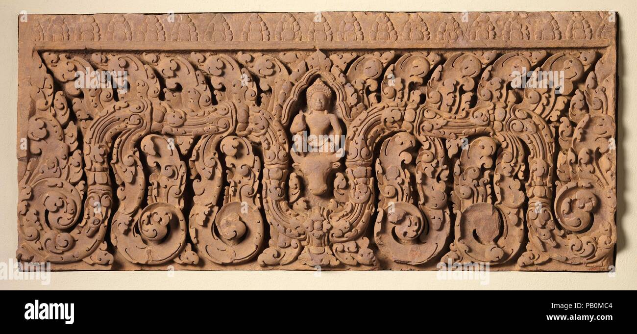 Linteau avec Shiva sur Nandi. Culture : le Cambodge. Dimensions : H. 23 1/2 in. (59,7 cm) ; L. 54 in. (137,2 cm). Date : le 11e siècle. Musée : Metropolitan Museum of Art, New York, USA. Banque D'Images