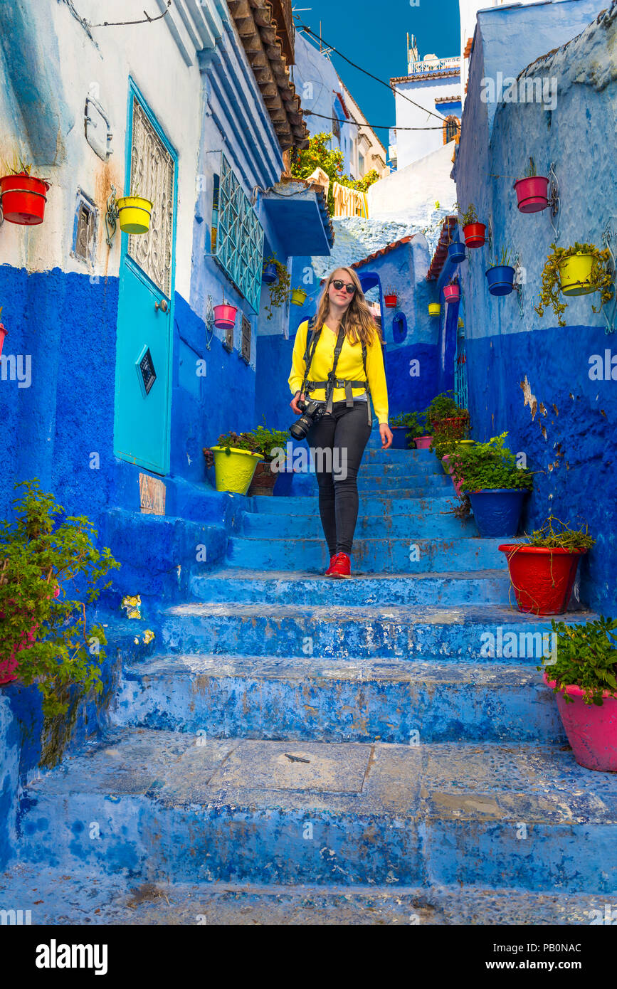 Jeune femme dans la vieille ville, les murs de la chambre bleue, Médina de Chefchaouen, Chaouen, Tangier-Tétouan, Royaume du Maroc Banque D'Images