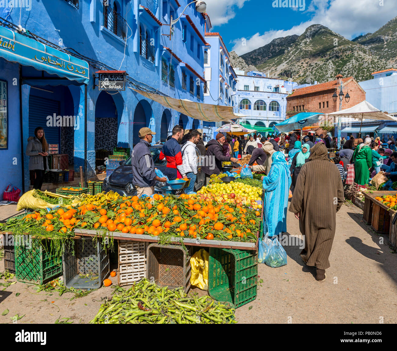 Les habitants d'acheter des légumes et des fruits, en face du marché des maisons, Bleu, Chefchaouen Chaouen, Tangier-Tétouan, Royaume du Maroc Banque D'Images