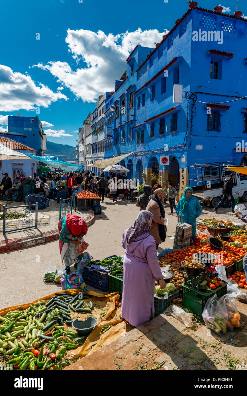 Les habitants d'acheter des légumes et des fruits, en face du marché des maisons, Bleu, Chefchaouen Chaouen, Tangier-Tétouan, Royaume du Maroc Banque D'Images