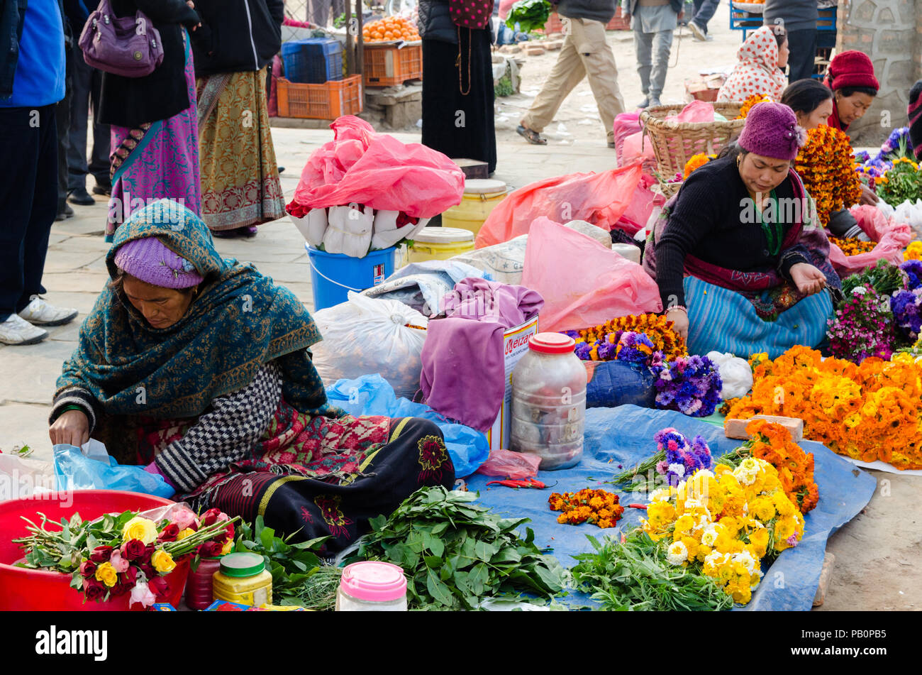 Des femmes népalaises locales vendent des fleurs pour offrir à Swayambhunath ou au Temple Monkey, Katmandou, Népal Banque D'Images