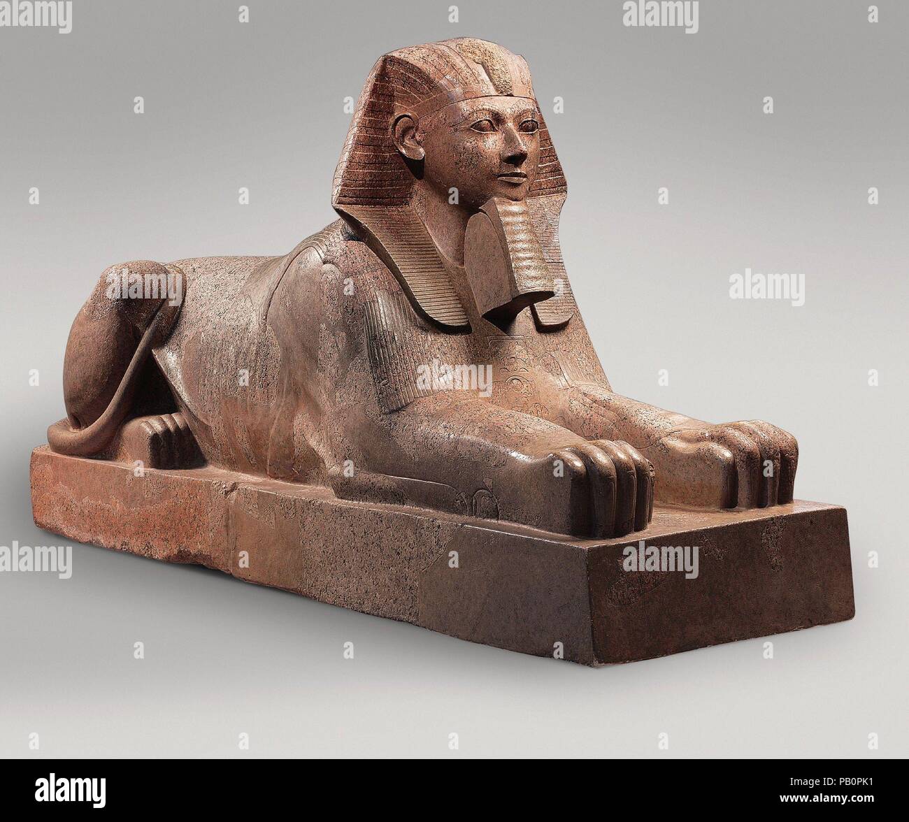 Sphinx d'Hatshepsout. Dimensions : H : 164 cm (64 9/16 in.) ; L : 343 cm (135 1/16 in.) ; WT : 6758.6 kg (14900 lb.). Dynastie DYNASTIE : 18. Règne : règne d'Hatchepsout et de Thoutmosis III. Date : ca. 1479-1458 av. J.-C.. Ce colossal sphinx fidèlement la femme pharaon Hatshepsout avec le corps d'un lion et une tête humaine portant un headcloth nemes et barbe royale. Le sculpteur a observé attentivement les puissants muscles du lion par opposition à ce beau visage idéalisé, du pharaon. C'était l'un d'au moins six sphinx de granit qui se tenait dans l'Hatchepsout temple funéraire à Deir el-Bahri. Smashe Banque D'Images