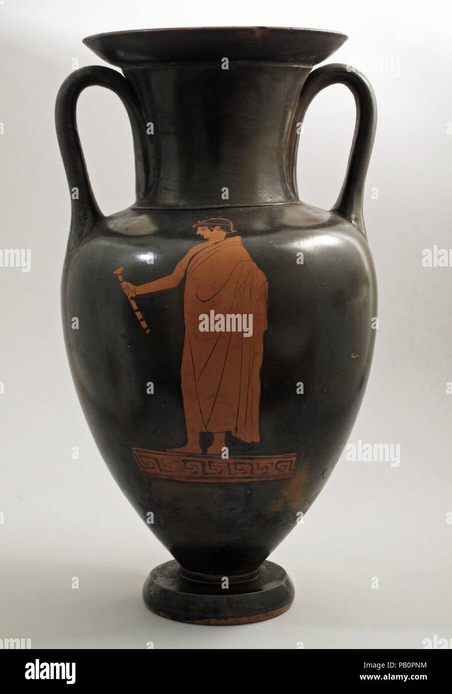 Amphore en terre cuite Nolan (jar). Culture : le grec, le grenier. Dimensions : H. 30,30 cm.. Date : ca. 460-450 av. J.-C.. Avers, hoplite (fantassin), marche arrière, de la jeunesse tenant un sabre gaine. Musée : Metropolitan Museum of Art, New York, USA. Banque D'Images