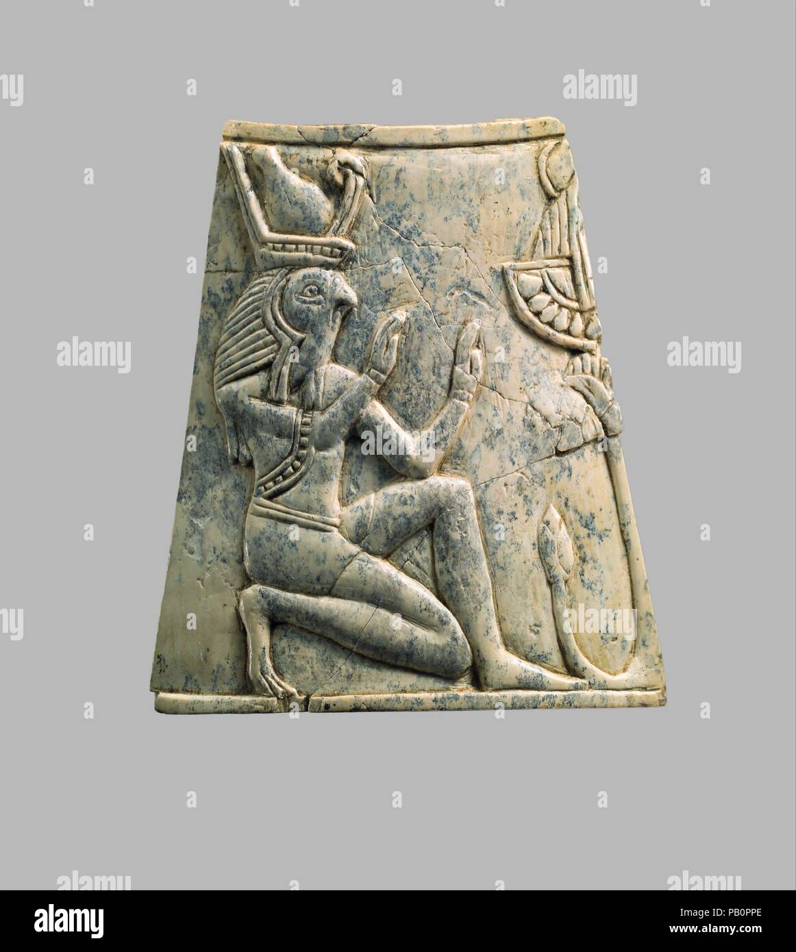 Plaque avec Re à tête de faucon portant couronne de la Haute et Basse Égypte. Culture : l'assyrien. Dimensions : H. 2 13/16 x 5/8 x 1 W. D. 2 7/16 in. (7,1 x 4,1 x 6,2 cm). Date : ca. 8ème-7ème siècle avant J.-C.. Cette courbe, plaque d'ivoire trapézoïdal a été retrouvé dans un local de stockage à Fort Shalmaneser, un bâtiment royal à Nimrud utilisée pour stocker booty et hommage recueillies par les Assyriens en campagne militaire. Il représente une figure à la tête d'un faucon à genoux avec les coudes pliés et les paumes vers l'extérieur qui a eu lieu, en face d'un arbre stylisé à droite. La figure porte un type de couvre-chef égyptien appelé agrion w Banque D'Images