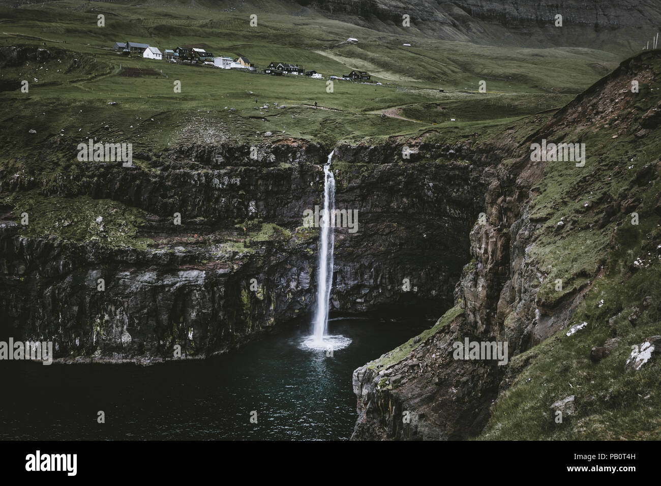 Voir d'Gasadalur cascade dans îles féroé Banque D'Images