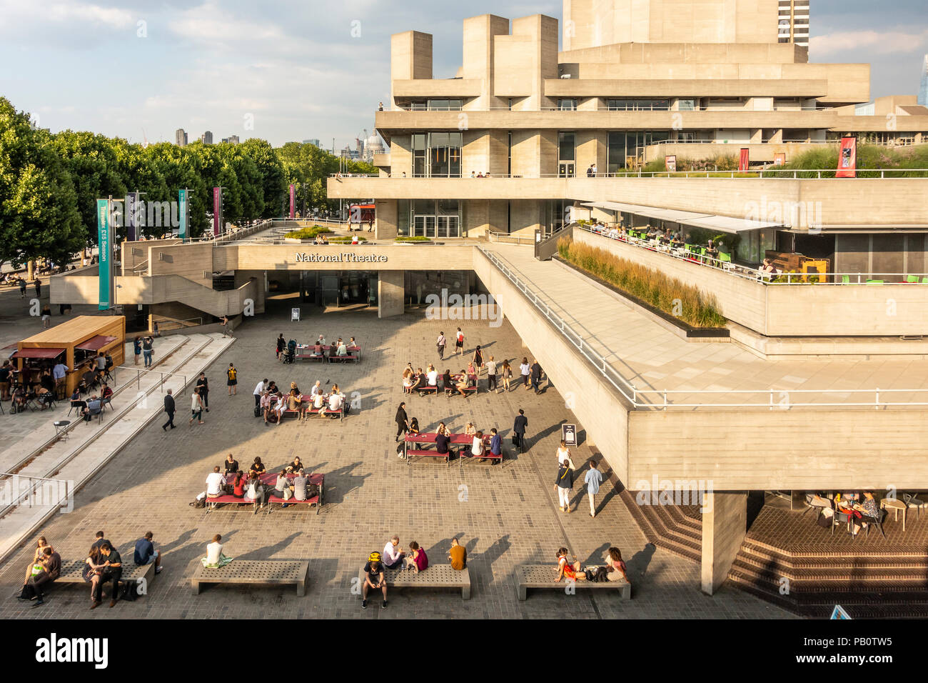 Les touristes et les habitants bénéficiant d'un bain à l'extérieur de la soirée Juillet architecture brutaliste concrètes du National Theatre de Londres, UK Banque D'Images