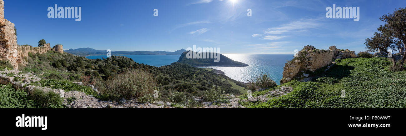Panorama de la baie de Pylos du vieux château Navarin dans le Péloponnèse, Grèce. Banque D'Images