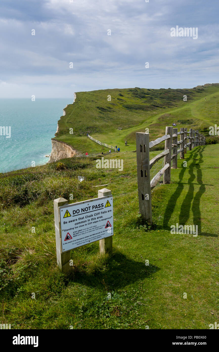 Hope Gap sur le sentier public de la voie Vanguard, devant un panneau d'avertissement de chute de roche et d'érosion des falaises près de Seaford, East Sussex, Angleterre. Banque D'Images