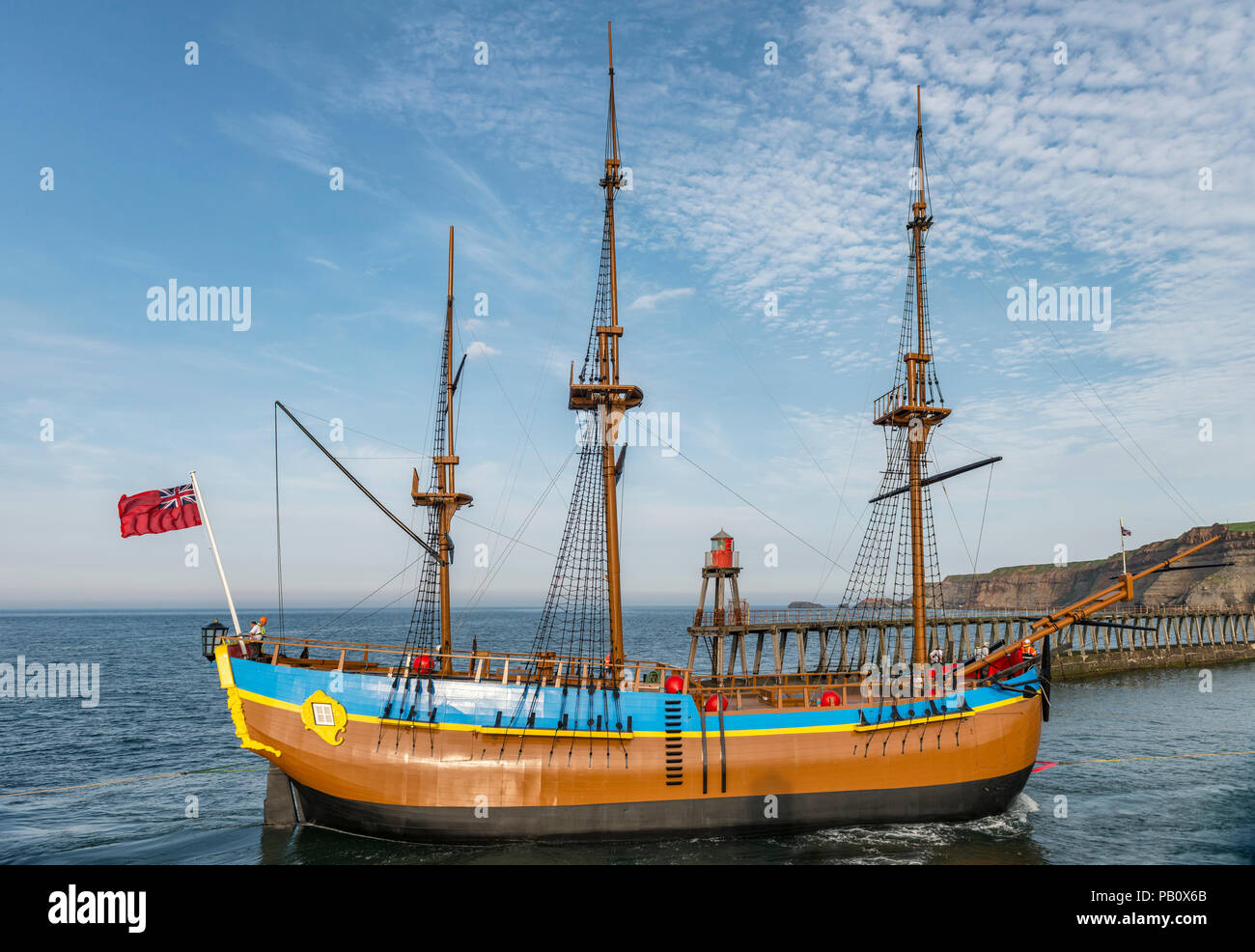 Une réplique de l'HMS Bark Endeavour entrant dans le port de Whitby Banque D'Images