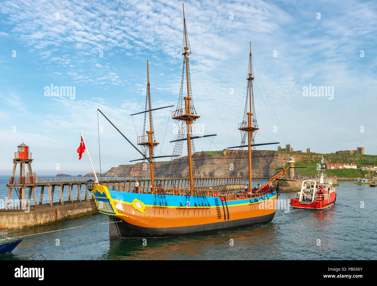 Une réplique de l'HMS Bark Endeavour entrant dans le port de Whitby Banque D'Images