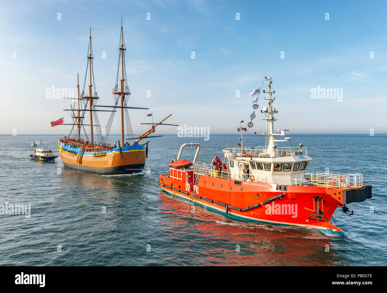 Une réplique de l'HMS Bark Endeavour entrant dans le port de Whitby Banque D'Images