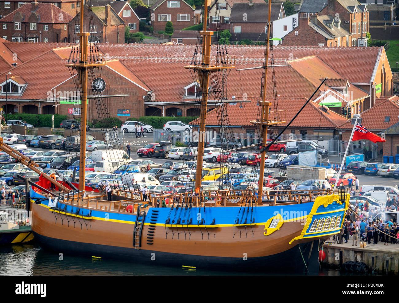 Une réplique de l'HMS Bark Endeavour entrant dans le port de Whitby Banque D'Images