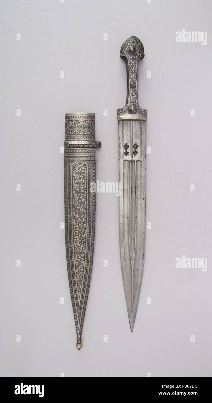 Dague (Kindjal) avec gaine. Culture : de race blanche. Dimensions : L. avec fourreau 21 13/16 in. (55,4 cm) ; L. sans manteau 20 1/2 in. (51,4 cm) ; L. de blade 14 7/8 in. (37,8 cm) ; W. 2 1/8 in. (5,4 cm) ; WT. 15.7 oz. (445,1 g) ; Wt. de la gaine 13,9 oz. (394,1 g). Date : du 19e siècle. Musée : Metropolitan Museum of Art, New York, USA. Banque D'Images