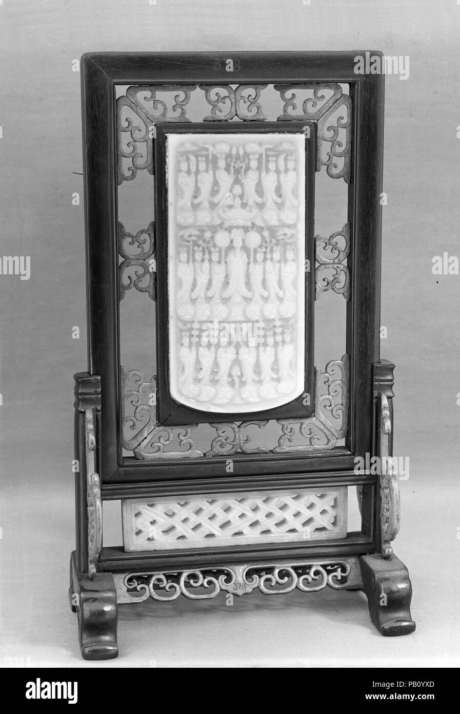 L'écran de la table. Culture : la Chine. Dimensions : H. 11 15/16 in. (30,3 cm) ; W. 6 7/8 in. (17,5 cm) ; L. 4 3/16 in. (10,7 cm). Musée : Metropolitan Museum of Art, New York, USA. Banque D'Images