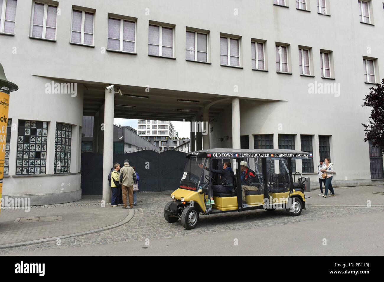 Les bus touristiques arrving à Cracovie Pologne emplacement de l'ancienne usine d'Oskar Schindler - connu du film 'Schindlers list' au 4 er Lipowa dans Kr Banque D'Images