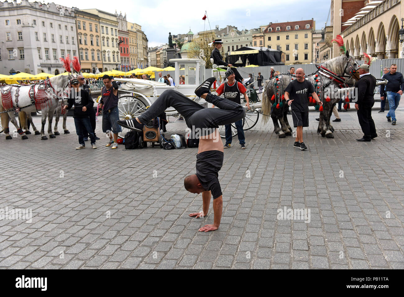 Artistes Danseurs de rue en face de la calèche à Cracovie Pologne Banque D'Images