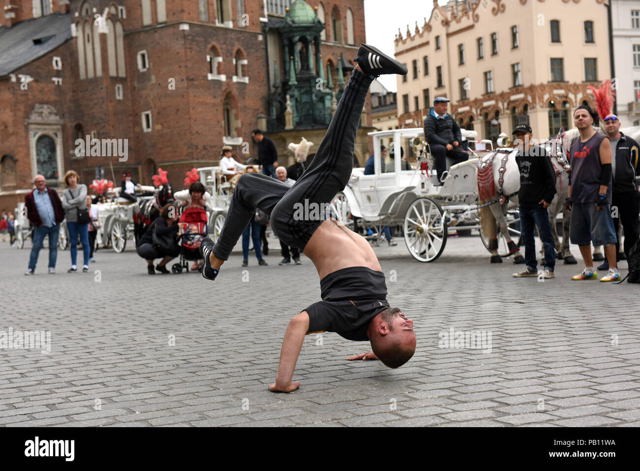 Prerformers danseurs de rue en face de la calèche à Cracovie Pologne Banque D'Images
