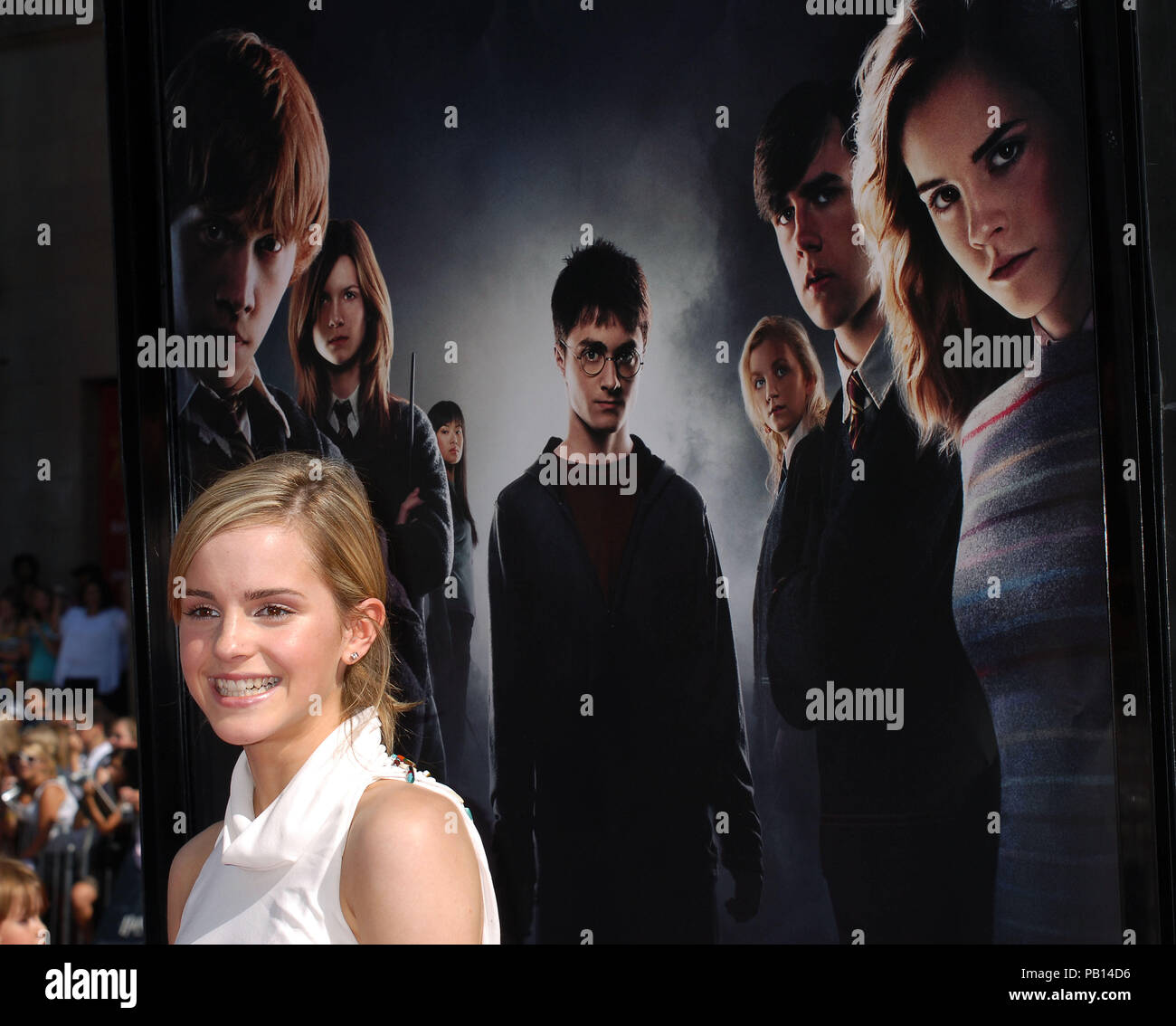Emma Watson arrivant à la Harry Potter et l'Ordre du Phoenix Premiere au  Chinese Theatre de Los Angeles. 3/4 horizontale posant avec le sourire  qu'il affiche dans l'arrière-plan01 WatsonEmma 01A Red Carpet