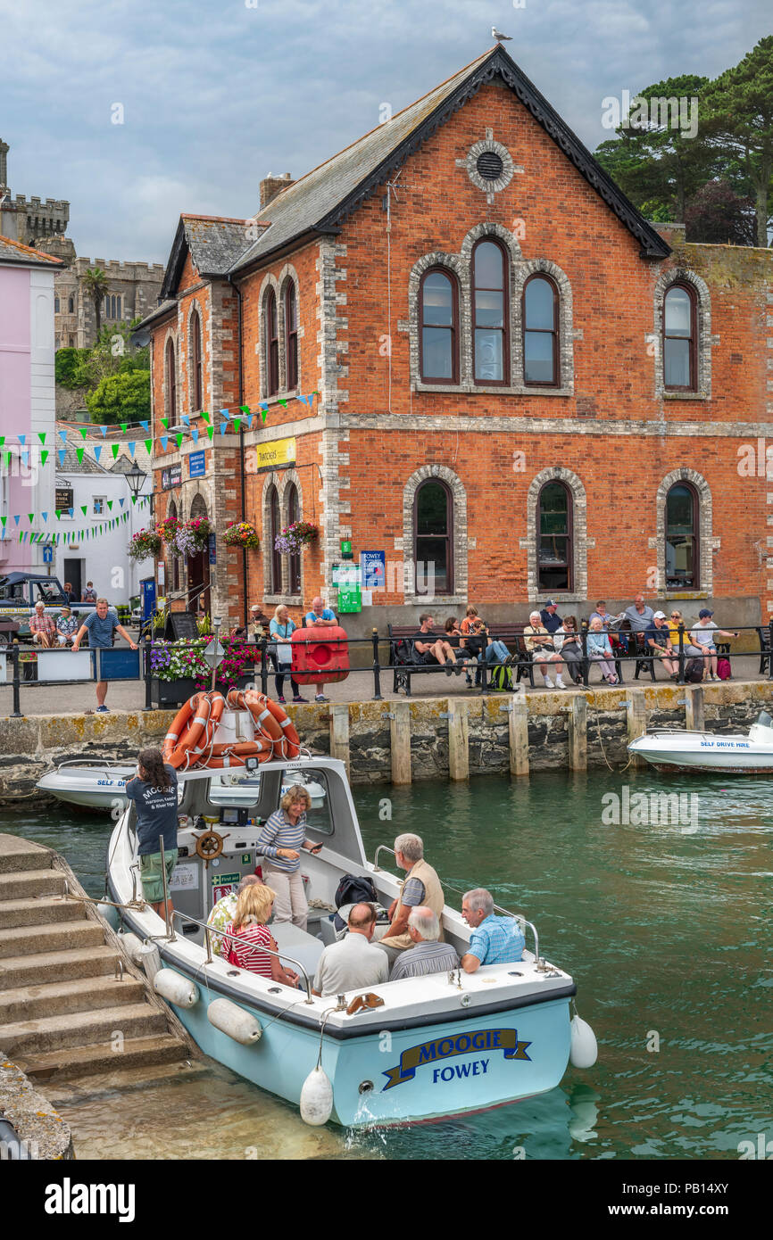 Des excursions en bateau autour du petit port pittoresque à Fowey Cornwall est à prouver une attraction populaire et touristique sur une chaude journée d'été en juillet. Banque D'Images