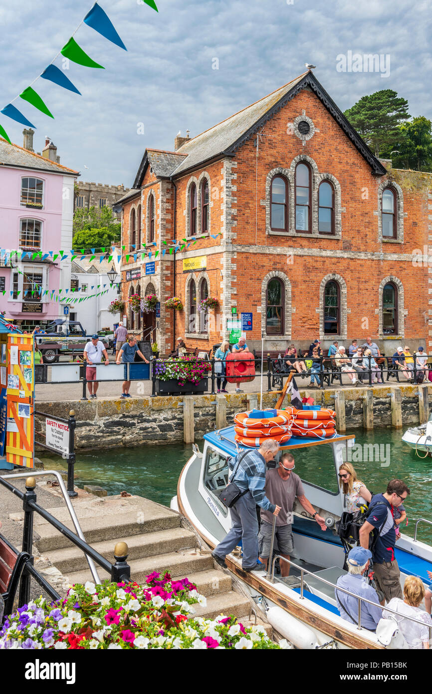 Des excursions en bateau autour du petit port pittoresque à Fowey Cornwall est à prouver une attraction populaire et touristique sur une chaude journée d'été en juillet. Banque D'Images