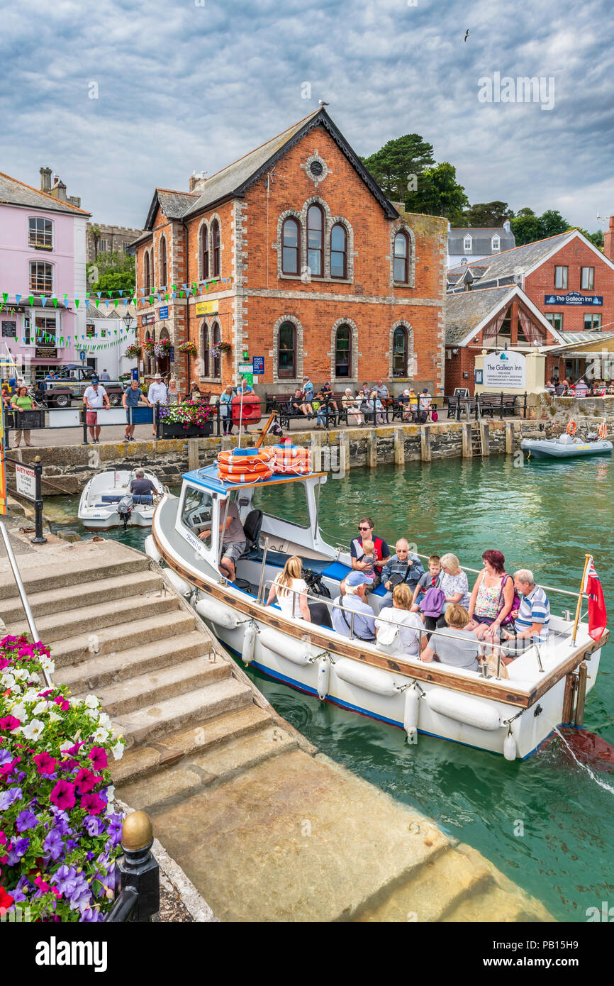 Des excursions en bateau autour du petit port pittoresque à Fowey Cornwall est à prouver une attraction populaire et touristique sur une chaude journée d'été en juillet. Banque D'Images