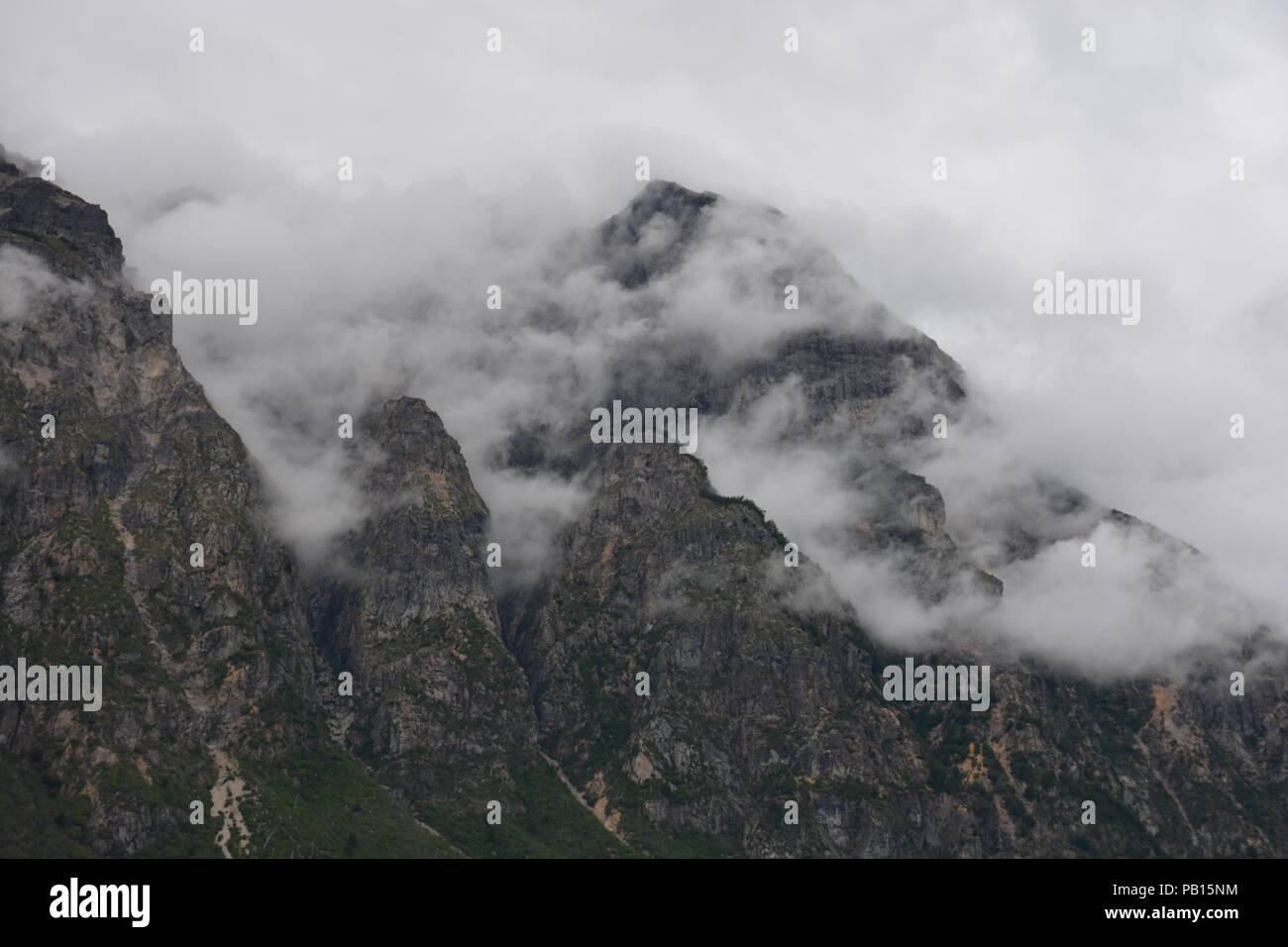 Cerro entre nubes, Carretera Austral, Patagonie, Chili Banque D'Images
