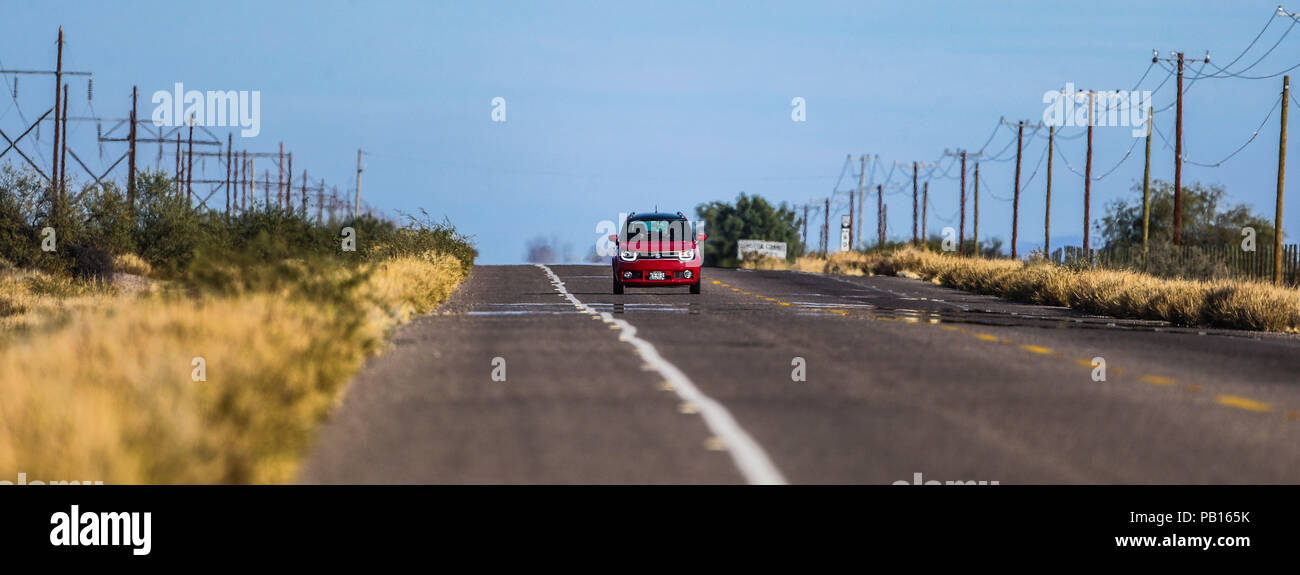 Auto Rojo y postes en la carretera 100 o también llamada carretera rumbo a la calle 12 o costa de Hermosillo, así como Bahia de Kino y San Nicolas en Banque D'Images