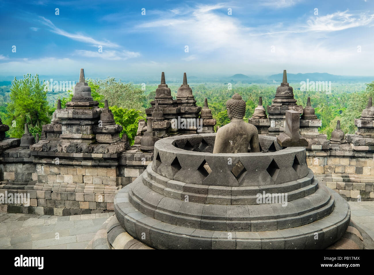 Une statue de Bouddha assis en stupa et regard sur un superbe paysage à Candi Borobudur temple, à Magelang, Java central, Indones Banque D'Images