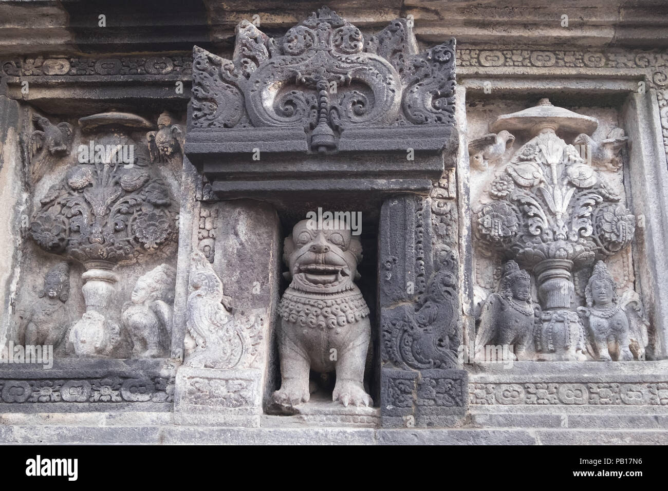 Mur libre ornés de bas-reliefs de la religion. La sculpture sur pierre très détaillées. Temple bouddhiste de Borobudur, Magelang, Indonésie Banque D'Images