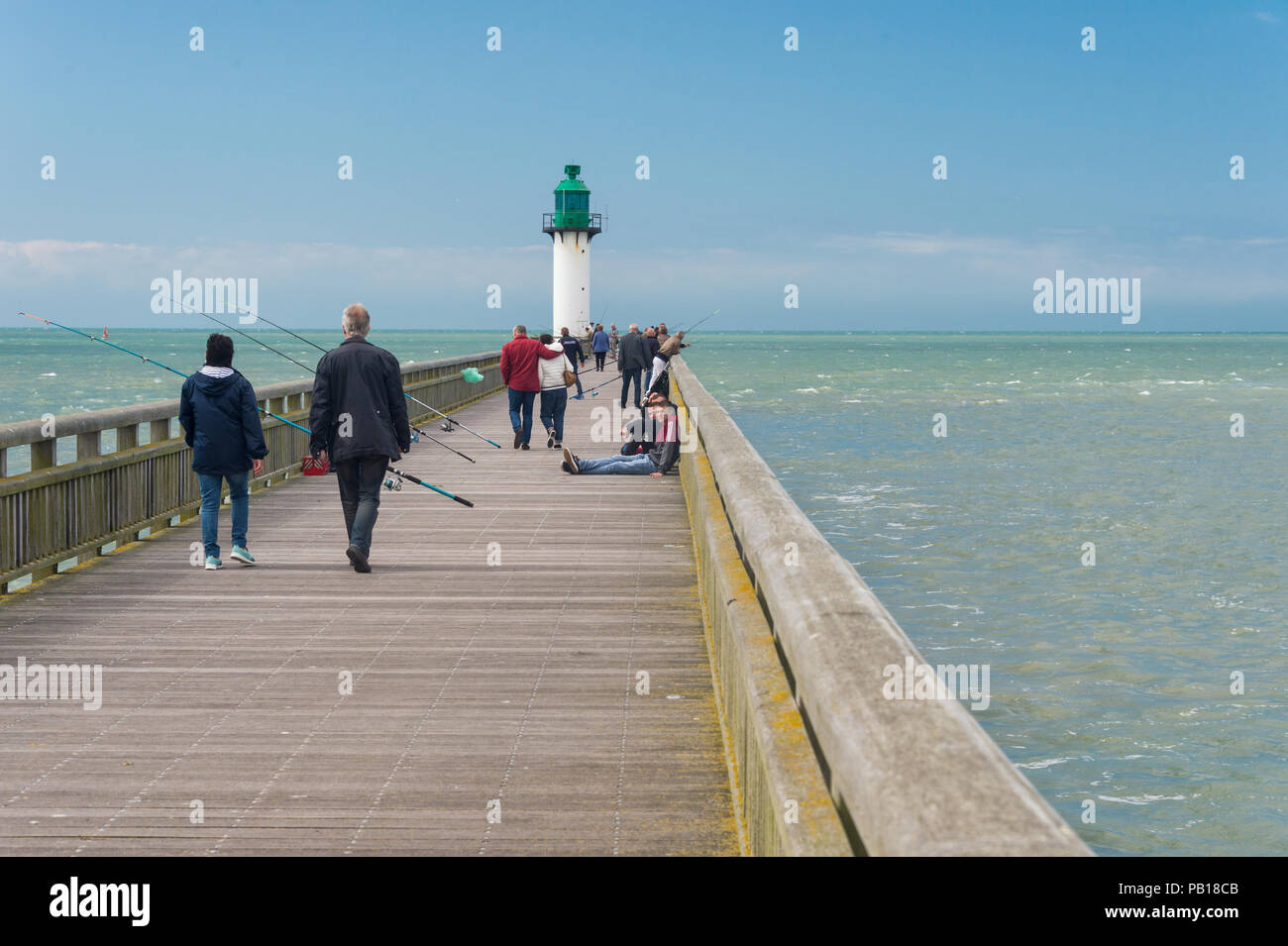 Calais, France - 19 juin 2018 : Les randonneurs et les pêcheurs sur la jetée de l'ouest dans l'été. Banque D'Images