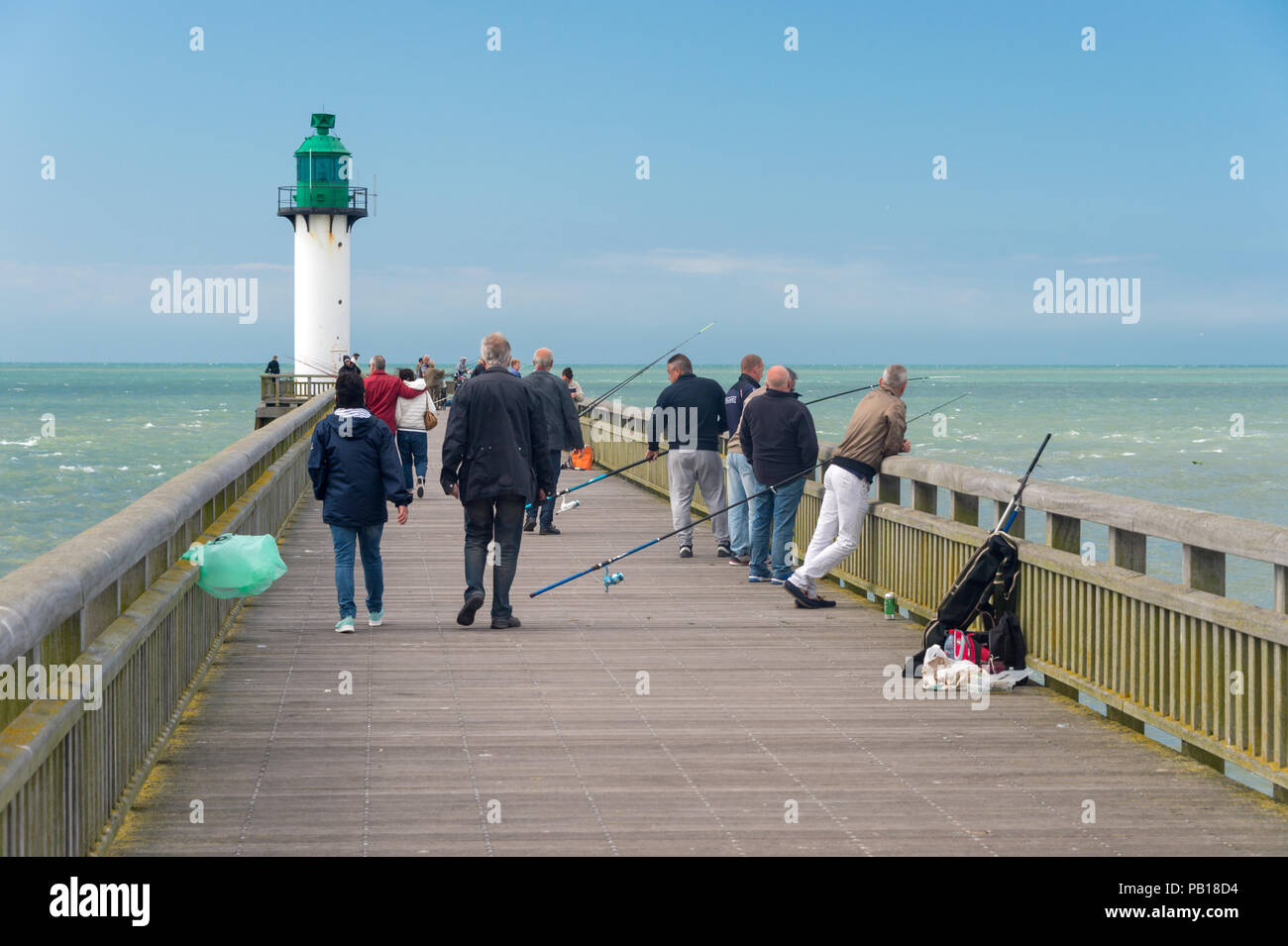 Calais, France - 19 juin 2018 : Les randonneurs et les pêcheurs sur la jetée de l'ouest dans l'été. Banque D'Images