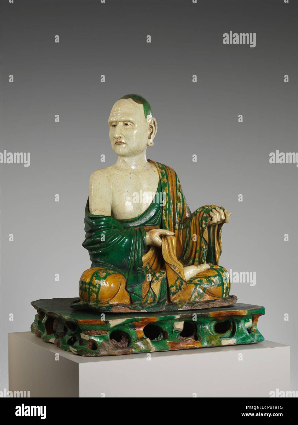 L'Arhat (Luohan). Culture : la Chine. Dimensions : H. (figure 50). (127 cm) ; H. (avec socle) 92 in. (233,7 cm) ; W. 41 in. (104,1 cm) ; D. en 38. (96,5 cm) ; WT. 450 lb (204,1 kg). Date : ca. 1000. Musée : Metropolitan Museum of Art, New York, USA. Banque D'Images