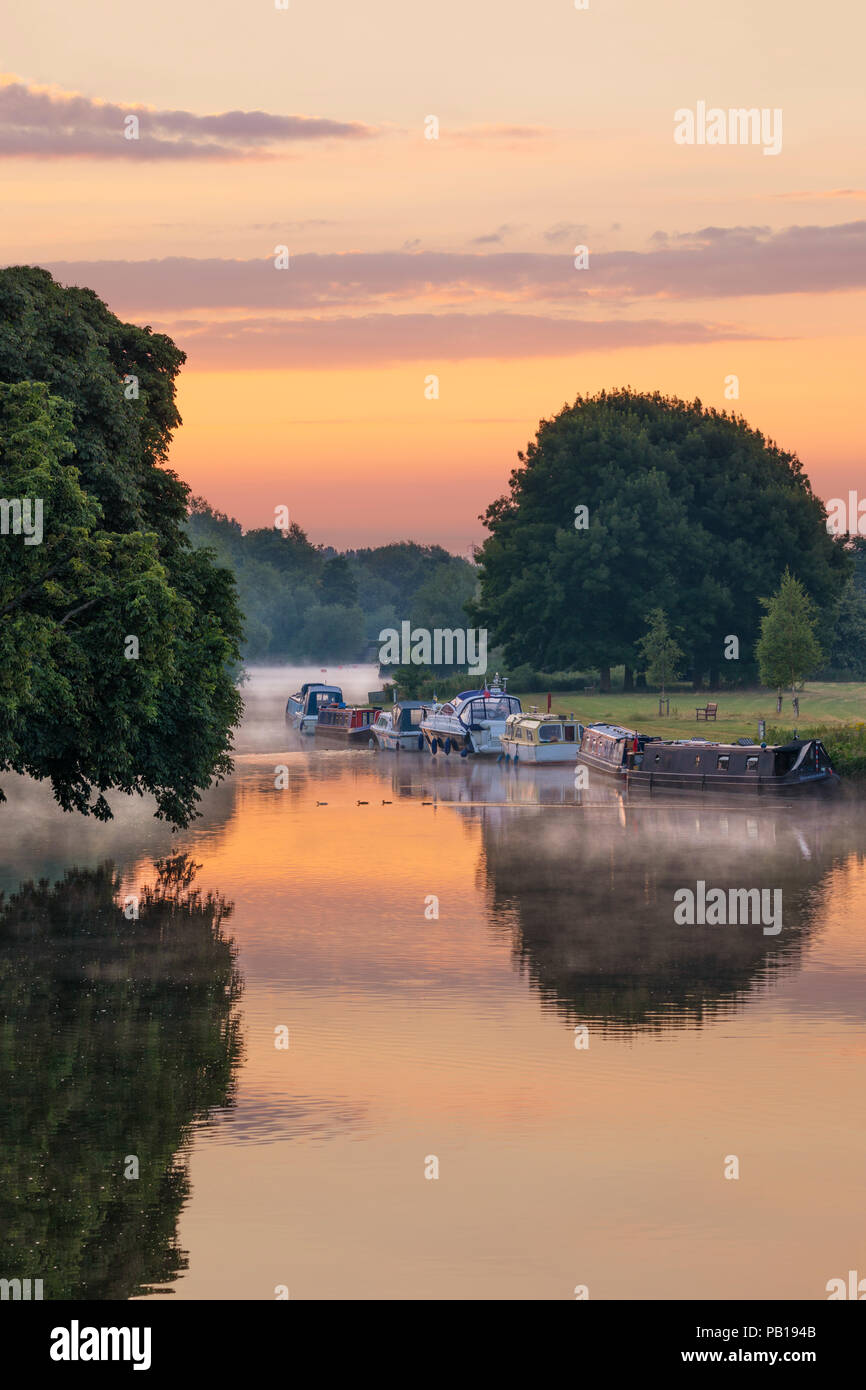 Bateaux amarrés sur la rive de la Tamise dans le brouillard de l'aube, Abingdon-on-Thames, Oxfordshire, Angleterre, Royaume-Uni, Europe Banque D'Images