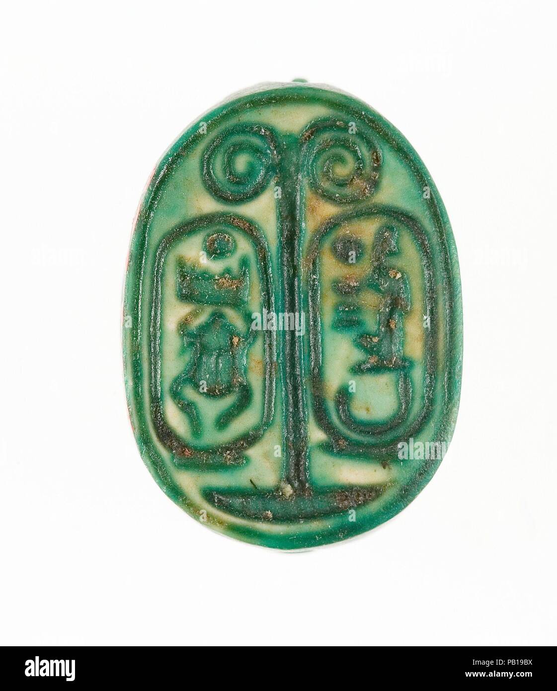 Scarab avec le trône de noms de Thutmoses III et d'Hatshepsout. Dimensions : L. 1,9 cm (3/4 po) ; w. 1,3 cm (1/2 po) ; h. 0,7 cm (1/4 po). Dynastie DYNASTIE : 18. Règne : règne d'Hatchepsout et de Thoutmosis III. Date : ca. 1479-1458 av. J.-C.. Musée : Metropolitan Museum of Art, New York, USA. Banque D'Images