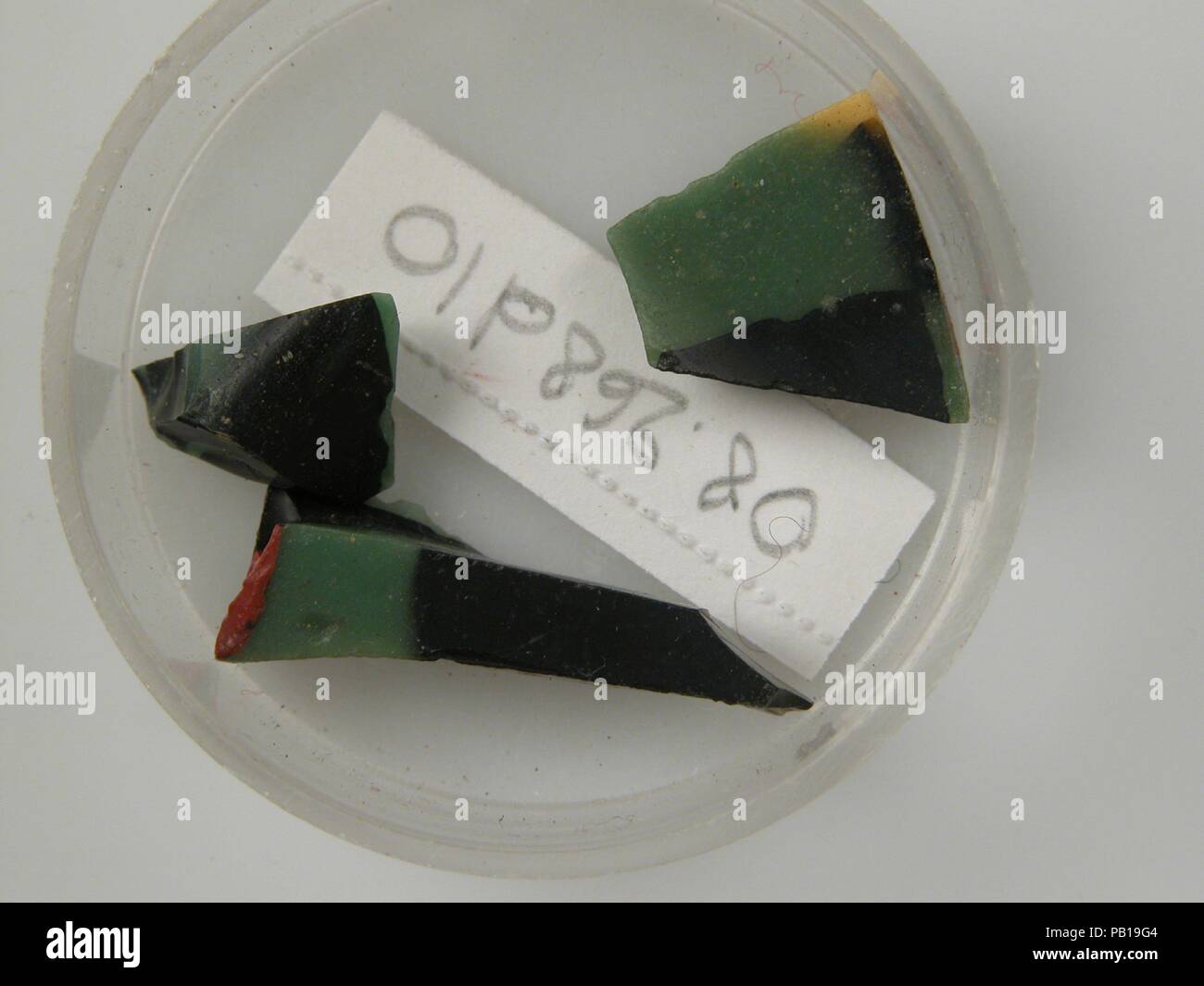 Des fragments de verre. Culture : le copte. Dimensions : Stockage (petri diam.) : 1 1/2 in. (3,8 cm). Date : 4ème au début du 5e siècle. Musée : Metropolitan Museum of Art, New York, USA. Banque D'Images