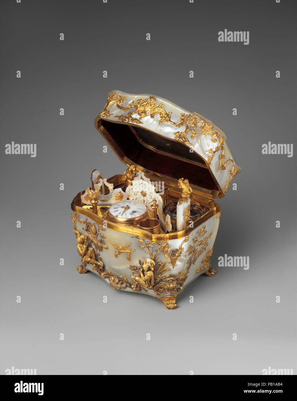 Nécessaire à regarder. Culture : l'allemand. Dimensions : hors tout (confirmé) : 4 1/4 x 5 1/16 x 3 3/4 in. (10,8 × 12,9 × 9,5 cm) ; Diamètre (plaque arrière) : 1 1/4 in. (3,2 cm). Date : probablement ca. 1745-50. Équipé d'instruments d'écriture et de couture ainsi qu'une montre, cette montre nécessaire non marqué dans la décoration délicieuse chinoiserie style rococo, faisant écho aux travaux de l'influente Munich designer François Cuvilliés (1695-1768). Musée : Metropolitan Museum of Art, New York, USA. Banque D'Images