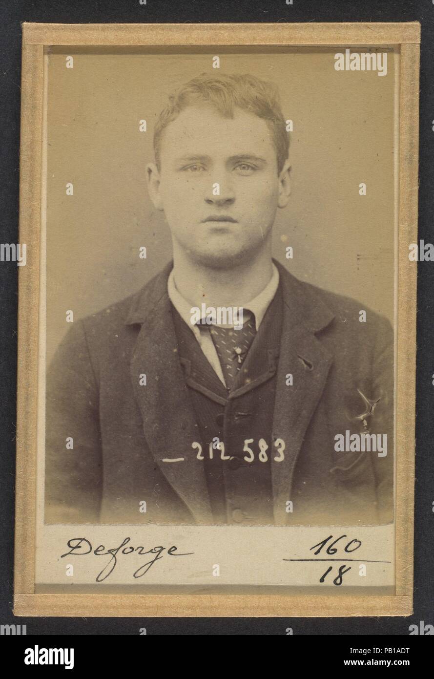 Deforge. Henri, Walter. 19 ans, né à Bruxelles (Belgique). Porteur de journaux. Anarchiste. 6/1/94. Artiste : Alphonse Bertillon (Français, 1853-1914). Dimensions : 10,5 x 7 x 0,5 cm (4 1/8 x 2 3/4 x 3/16 in.) chacun. Date : 1894. Né dans une famille de scientifiques et des statisticiens, Bertillon a commencé sa carrière comme commis au bureau d'identification de la Préfecture de Police de Paris en 1879. Chargé de maintenir des dossiers de police fiable des délinquants, il a développé le premier système moderne de l'identification criminelle. Le système, qui est devenu connu sous le nom, de bertillonnage comportait trois volets : ant Banque D'Images
