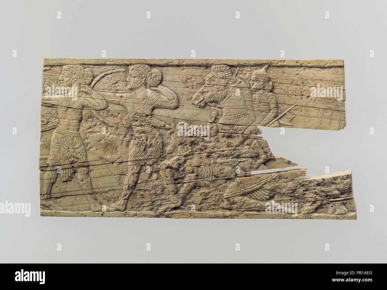 Fragment de bord. Culture : l'Iran. Dimensions : 2.13 x 4.17 in. (5,41 x 10,59 cm). Date : ca. 8ème-7ème siècle avant J.-C.. Cet objet est un des trois fragments connexes dans la collection du Metropolitan Museum, a dit être d'Ziwiye, qui représentent des scènes de bataille et de chasse (51,131.9 ; 51,131.11 ; 51,131.12). Différences stylistiques donnent à penser qu'ils ont été sculptés par des artisans différents, mais tous trois montrent une familiarité avec les scènes représentées dans les reliefs en pierre décorés que des palais assyriens. En raison de leur similitude avec l'Assyrien reliefs, elles ont été classées à titre d'ivoires de style assyrien. Ils étaient li Banque D'Images