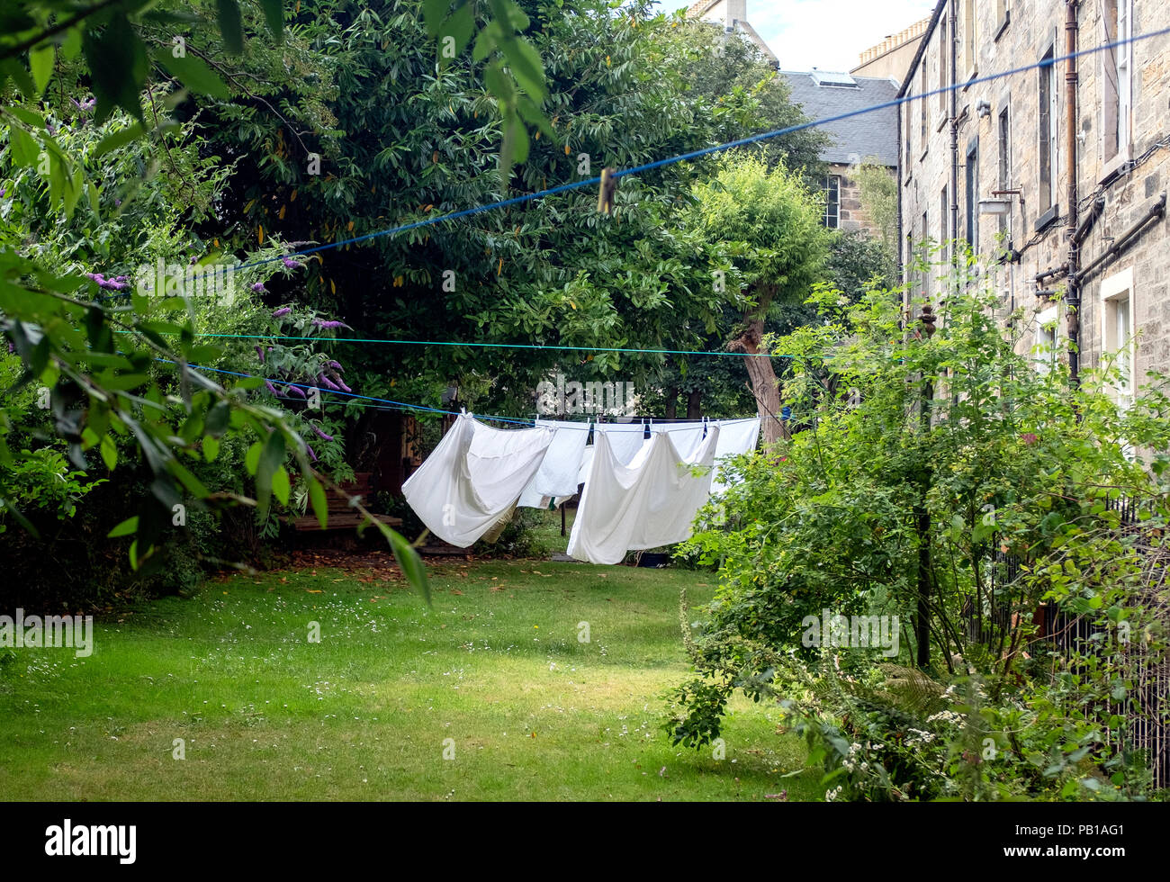 Les vêtements traînent à sécher sur une ligne dans un jardin de ténement à Stockbridge, Édimbourg, Écosse, Royaume-Uni. Banque D'Images
