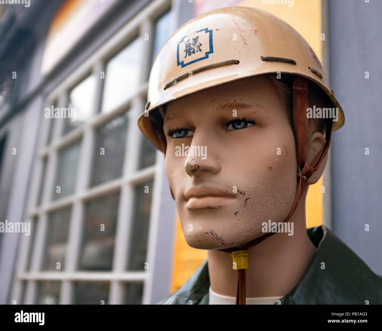 Un gros plan d'une boutique homme mannequin, portant un casque de protection, à l'extérieur d'une boutique à Stockbridge, Édimbourg, Écosse, Royaume-Uni. Banque D'Images