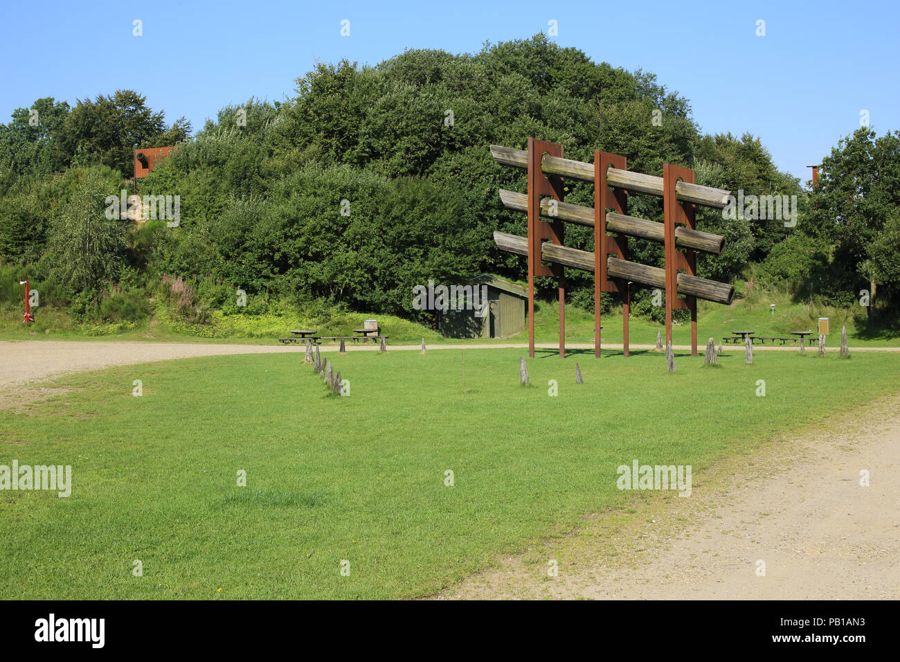 Tørskind Grusgrav Sculpture Park près de Vejle au Danemark. Le parc abrite sculptures réalisées par Jean Clareboudt et Robert Jacobsen Banque D'Images