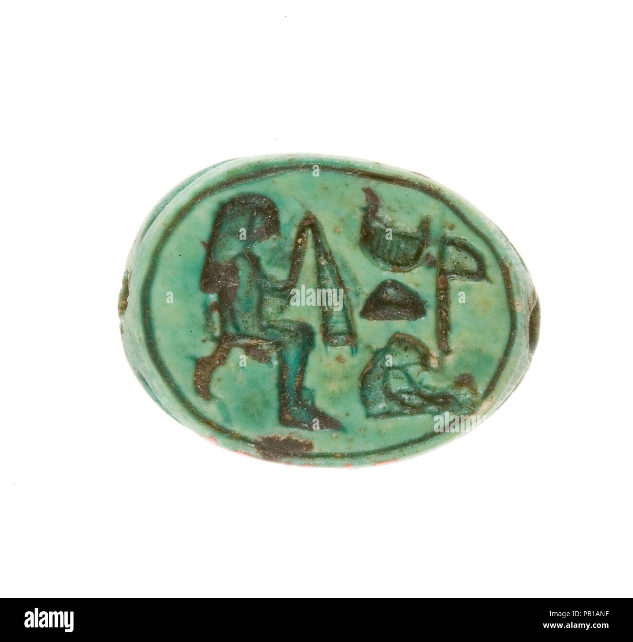 Scarab inscrits pour l'Épouse du dieu Hatchepsout. Dimensions : 1,7 cm L. (11/16 in.) ; W. 1,2 cm (1/2 po.) ; H. 0,7 cm (1/4 po.). Dynastie DYNASTIE : 18, tôt. Règne : règne d'Hatchepsout et de Thoutmosis III. Date : ca. 1479-1458 av. J.-C.. Ce scarabée a été trouvé dans un dépôt de la fondation associée à temple funéraire d'Hatshepsout à Deir el-Bahri. La base est inscrite avec son nom personnel, Hatchepsout ('lieu de la noblesse') en lien avec le titre de la femme de Dieu. Hatshepsout hérite du titre alors qu'elle a été directeur de la reine de son demi-frère, Thoutmosis II. Plus tard dans sa vie, après avoir pris sur la ti Banque D'Images