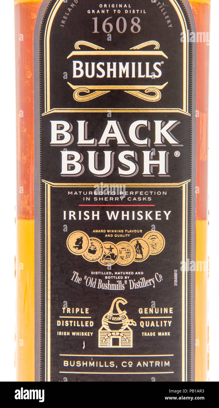 Winneconne, WI - 16 juillet 2018 - un gros plan de Bushmills Black Bush Irish whiskey dans un contexte isolé. Banque D'Images