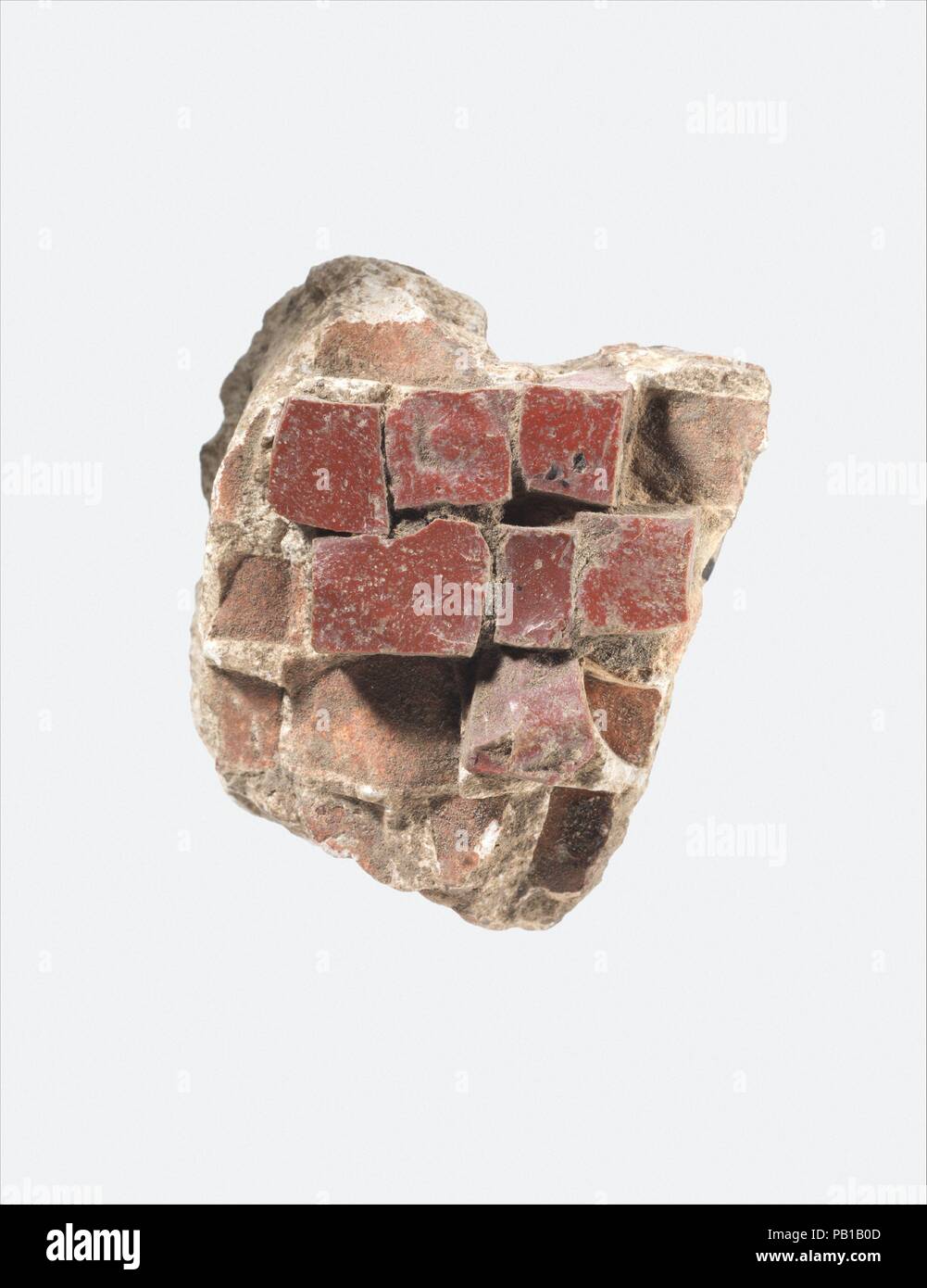 Fragment de mosaïque. Culture : Sassanides. Dimensions : 1.5 x 1.37 in. (3,81 x 3,48 cm). Date : ca. 3ème-7ème siècle de notre ère. Les sources écrites qu'en 540, l'empereur sassanide Khusraw I (r. 531-79) décoré son palais à Ctesiphon avec mosaïque commémorant l'armée sassanide, siège de la ville byzantine d'Antioche. Fouilles sur le site de découvrir des fragments de mosaïques aux couleurs éclatantes et de dorure dans le palais. L'utilisation d'un support associé à l'architecture impériale byzantine à la capitale sassanide est un exemple de la complexité des échanges culturels et politiques entre les deux e Banque D'Images