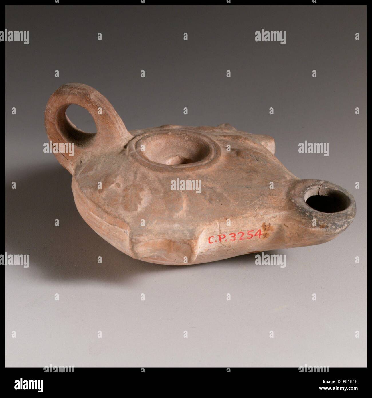 Lampe à huile en terre cuite. Culture : Roman. Dimensions : Longueur 3 11/16 in. (9,4 cm) ; H. 1 13/16 in. (4,6 cm).. Date : le 3e siècle de notre ère. Musée : Metropolitan Museum of Art, New York, USA. Banque D'Images