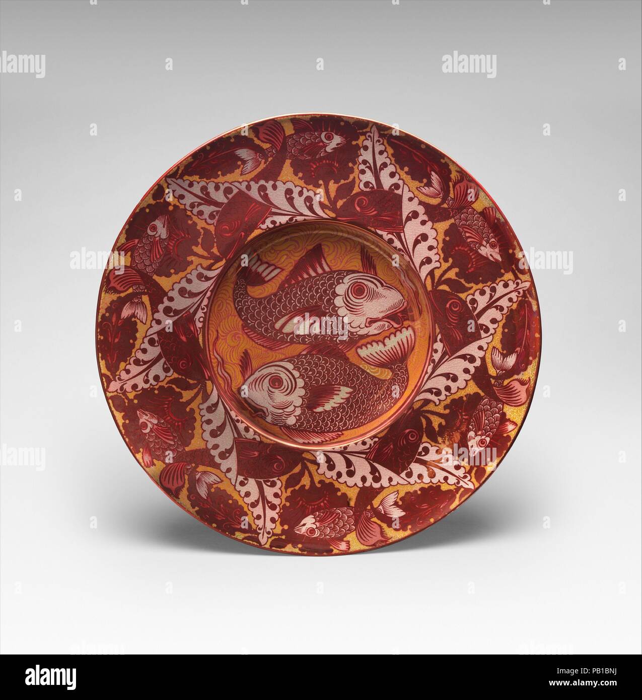 Chargeur. Artiste : Merton Abbey travaille la poterie. Designer : William de Morgan (britannique, Londres 1839-1917 Londres). Dimensions : Diamètre : 20 1/4 x D. 2 5/8 po. (51,4 x 6,7 cm). Date : 1882-88. En 1869 de Morgan, un peintre et des vitraux d'artiste qui a conçu et carreaux de verre pour la firme William Morris, a commencé la poterie de décoration ; en 1873, il a été l'exécution d'une fabrication de poteries très réussie. Il a relancé le lustre médiéval technique pour décorer la céramique irisée avec une surface métallique, et d'environ 1875 'privilégié' pigments couleurs-faits de ces oxydes métalliques comme l'argent, qui produit un Banque D'Images