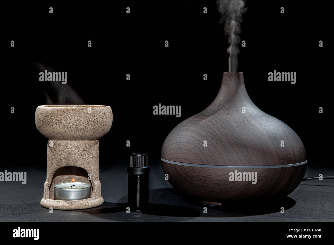 L'aromathérapie. Brûleur à huile traditionnelle et moderne et diffuseur d'aromathérapie à l'huile essentielle de bouteille. Comparaison des méthodes de l'image. Banque D'Images