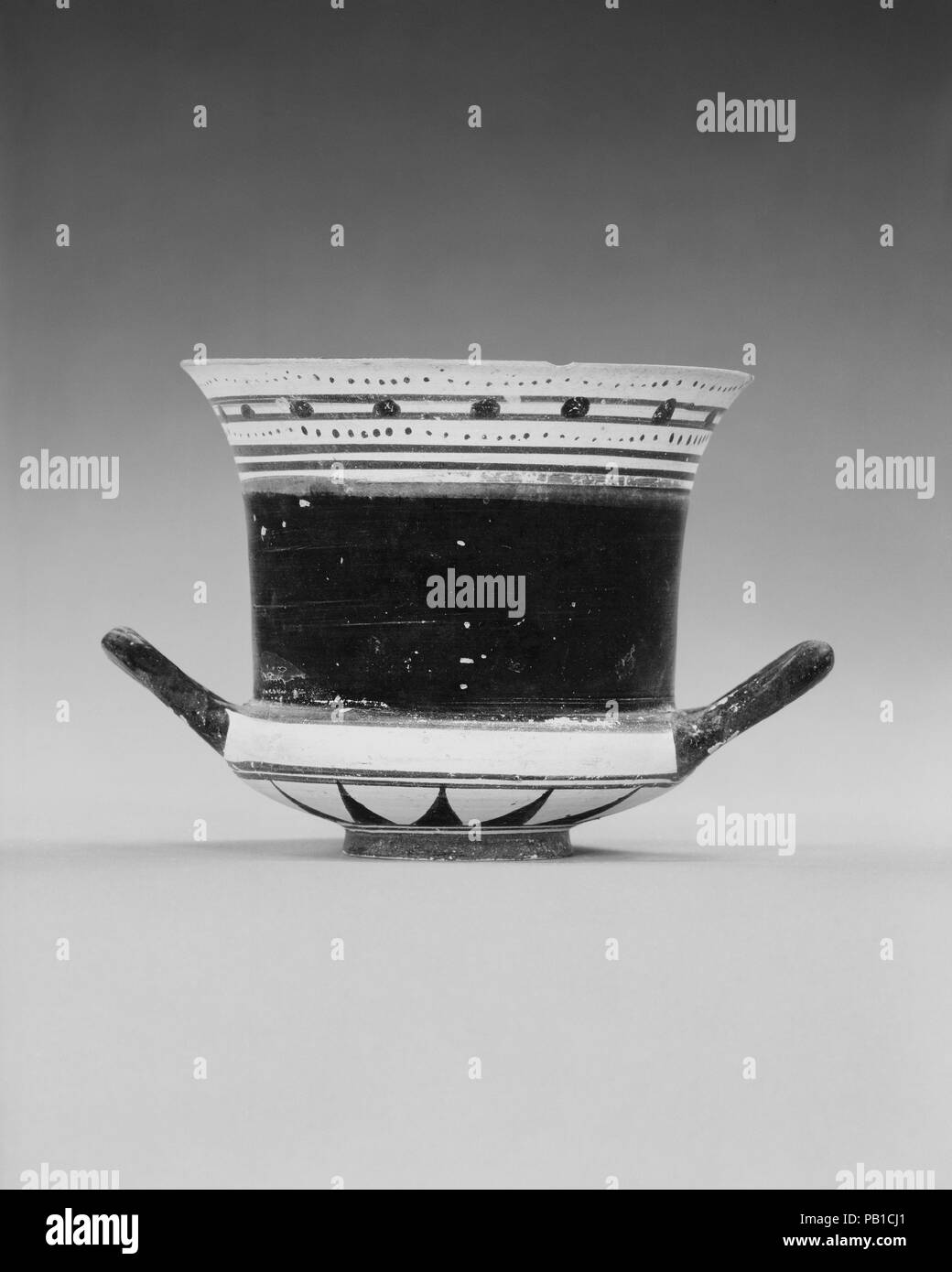 Lekaina terre cuite (deux traités de boire tasse). Culture : le grec, le Laconien. Dimensions : hors tout : 3 7/8 x 5 3/4 in. (9,8 x 14,5 cm) de diamètre 4 7/16in. (11,3cm). Date : 6ème siècle avant. Un vase de Laconie, forme la lakaina, est décorée de scènes figuratives jamais, bien que des bandes de points décorent les lèvre. Musée : Metropolitan Museum of Art, New York, USA. Banque D'Images