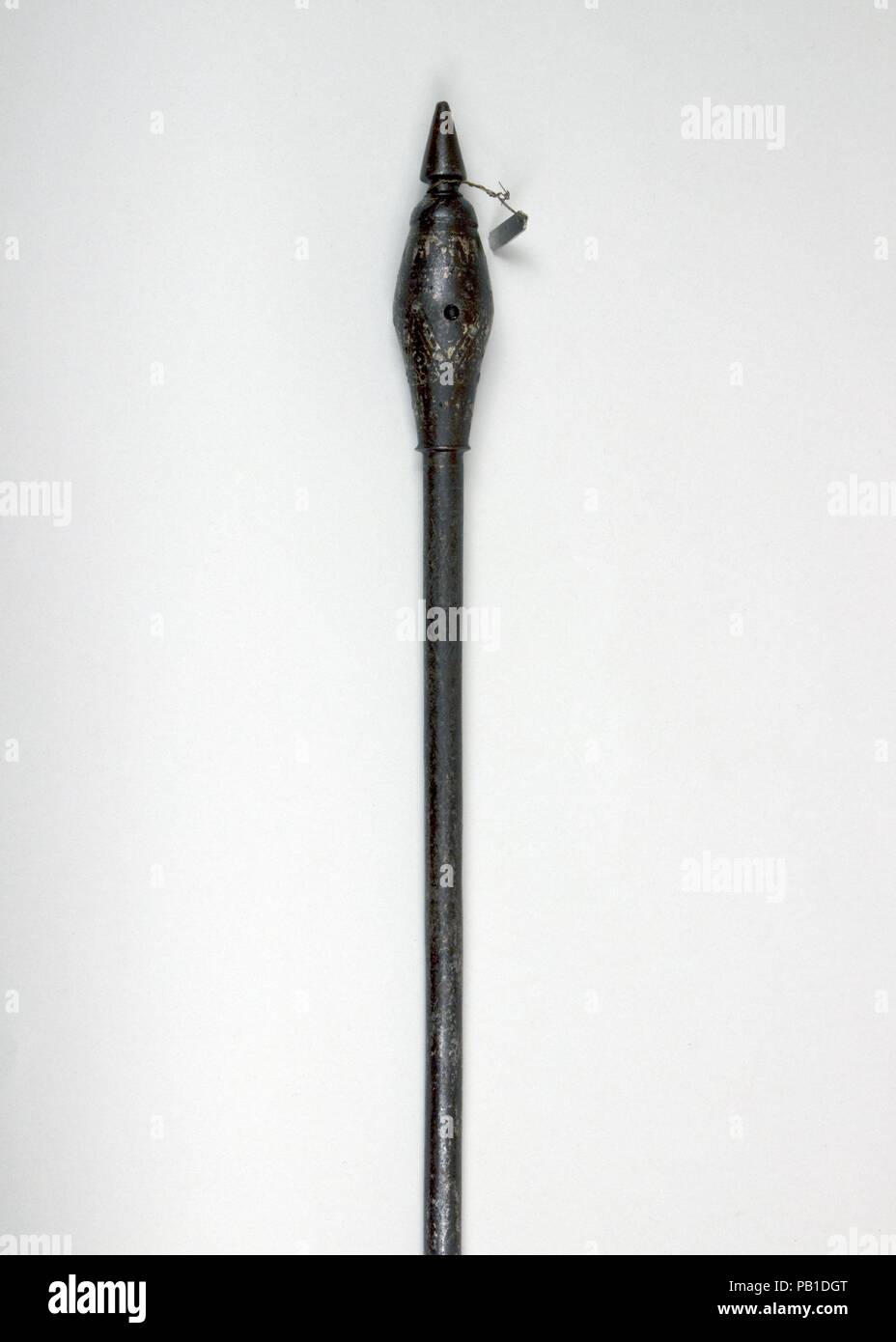 Mace. Culture : Persan. Dimensions : L. 28 3/8 in. (72,1 cm) ; W. 1 1/2 in. (3,8 cm) ; WT. 2 lb. 2.8 oz. (986,6 g). Date : le 17e siècle. Musée : Metropolitan Museum of Art, New York, USA. Banque D'Images